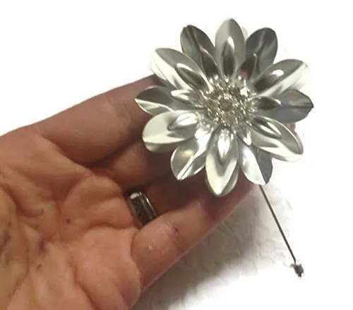 Large White and Silvertone Daisy Pin