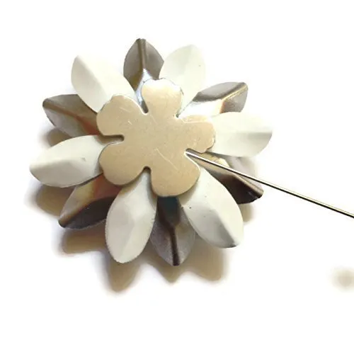 Large White and Silvertone Daisy Pin