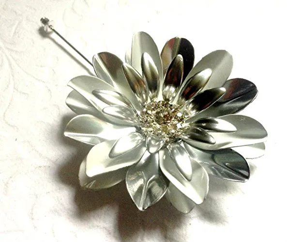 Large White and Silvertone Daisy Pin