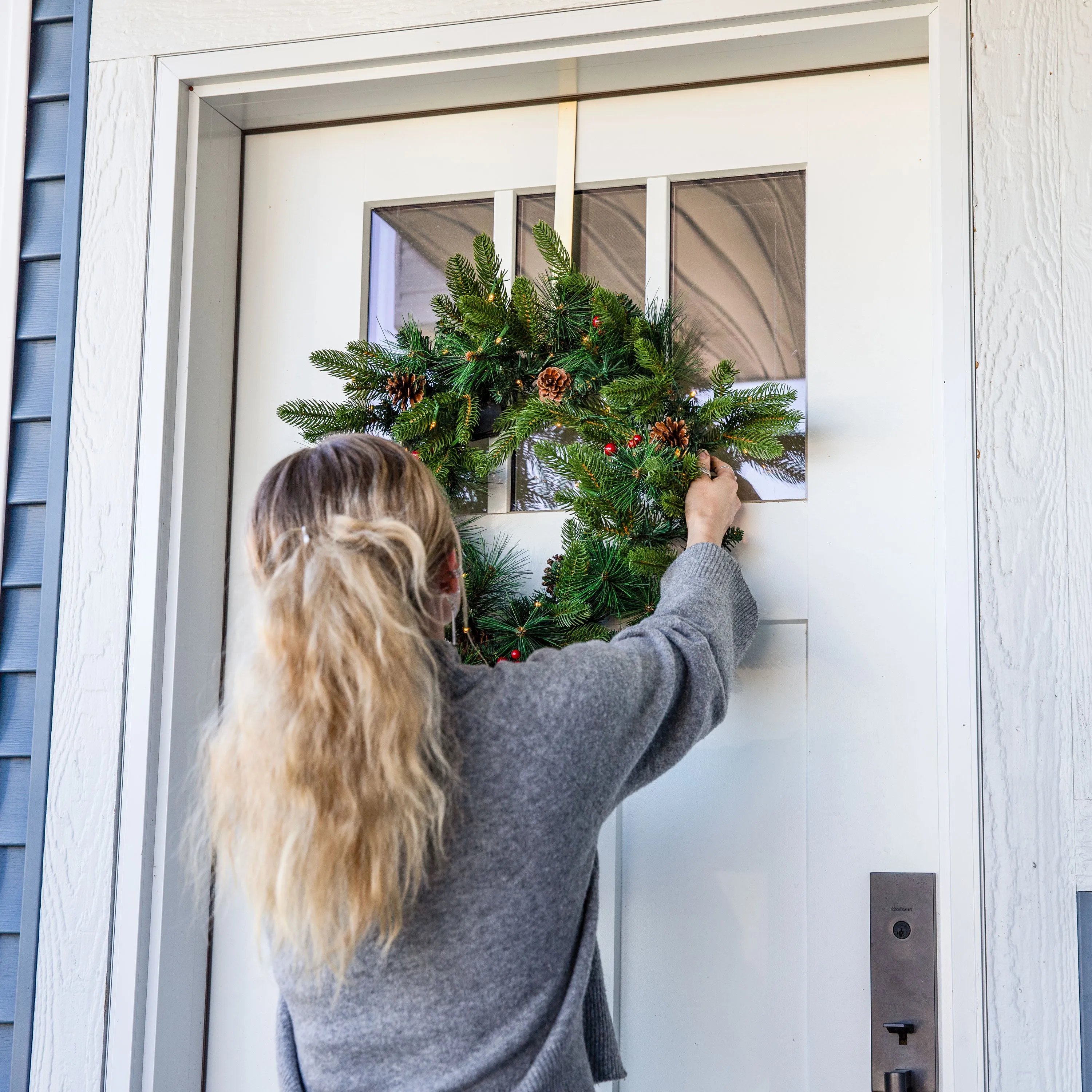 Sunnydaze 24" Prelit Artificial Christmas Wreath with Timer